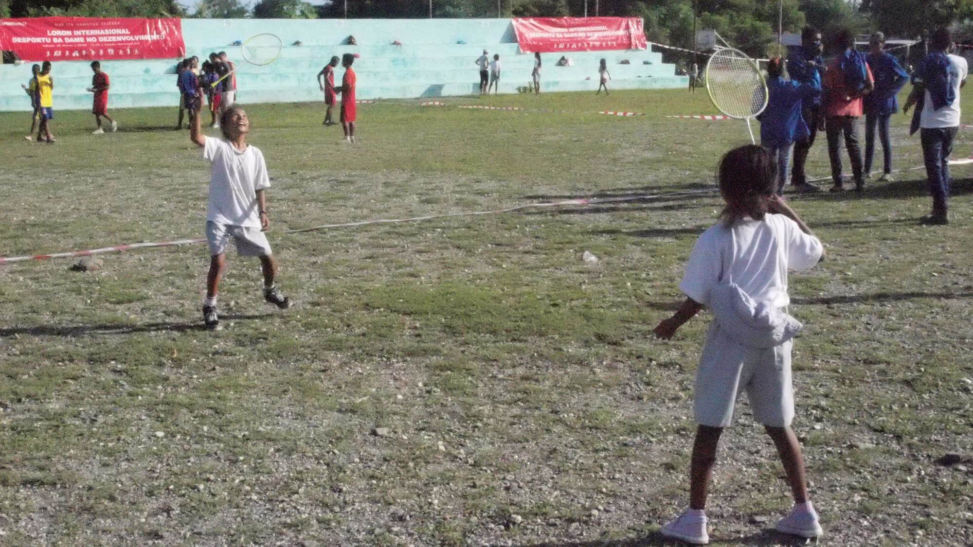 -Kids from the “Liquiçá Reference School" trying badminton -Alunos da "Escola Referência" experimentam Badminton 