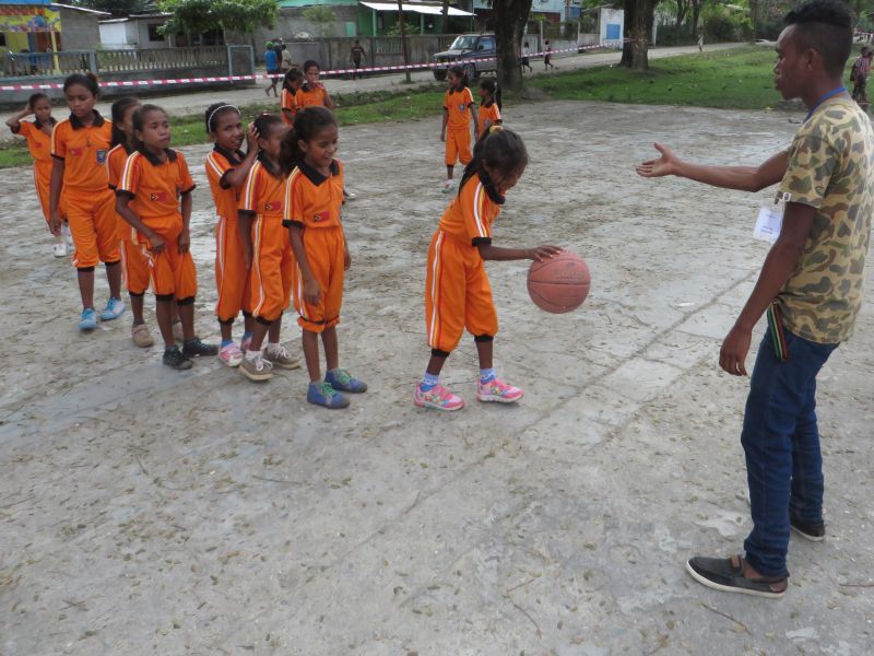 -Kids learning basketball -Crianças aprendem Basquetebol