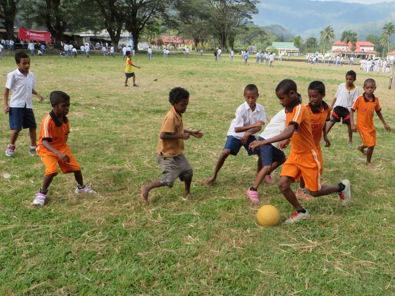 -Kids playing football  -Crianças jogam futebol
