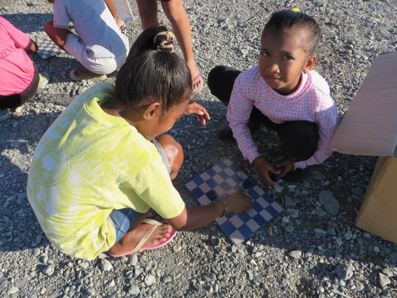 -Kids playing checkers - Crianças jogam damas