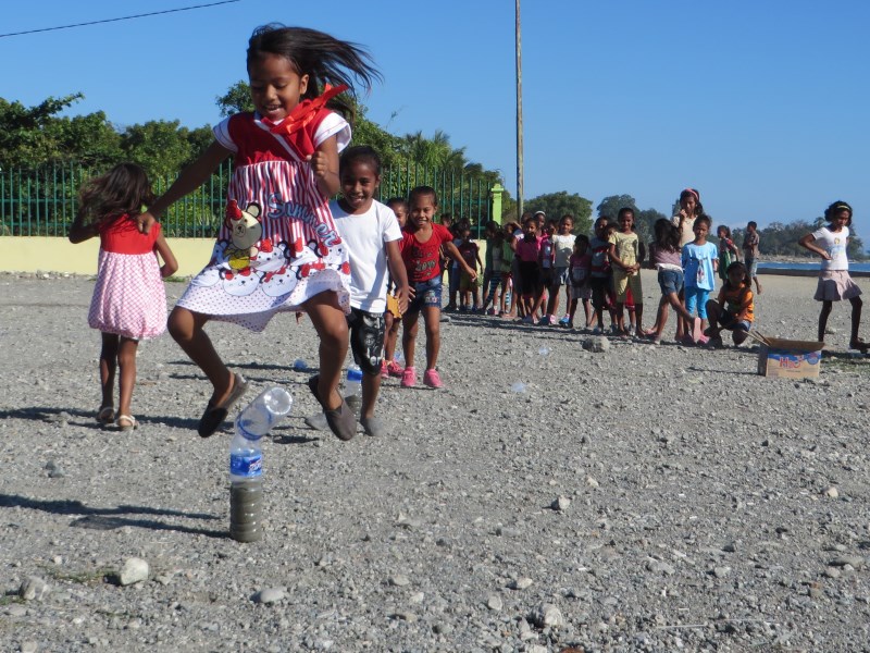-Girls enjoying the hurdles run -Meninas desfrutam da corrida de barreiras 