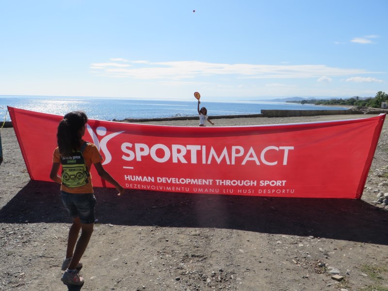 -Girls using SportImpact banner as net for beach tennis -Meninas usam o banner da Sportimpact como rede para o ténis de praia 