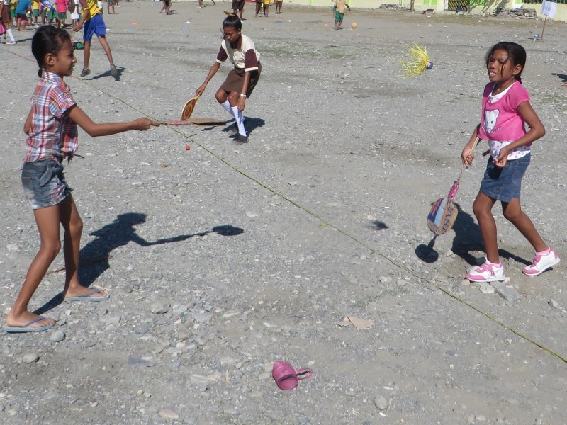 -Kids having fun with adapted badminton set -Crianças divertem-se com conjunto de badminton adaptado