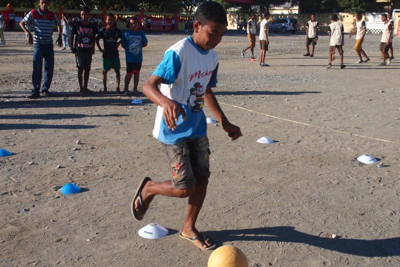 -Kids learning football skills -Crianças aprendem competências futebolísticas