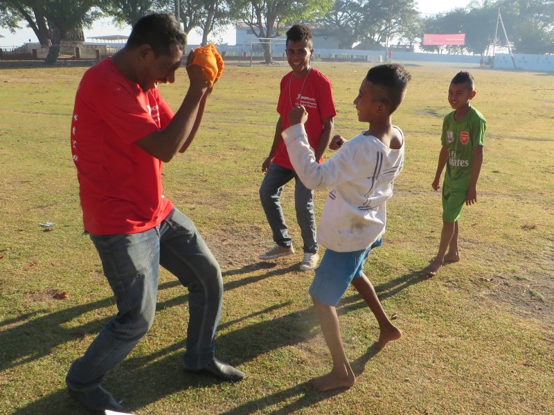 Crianças experimentam boxe depois de aprenderem sobre os seus valores