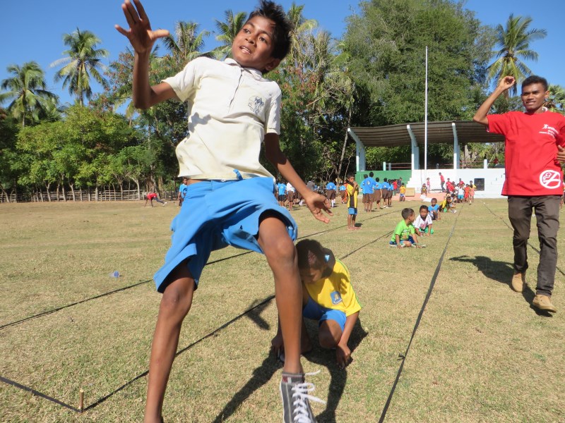 -Kids using human hurdles -Crianças usam barreiras humanas