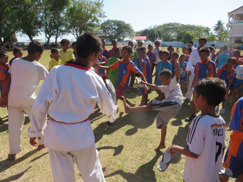-Kids trying taekwondo -Crianças experimentam taekwondo