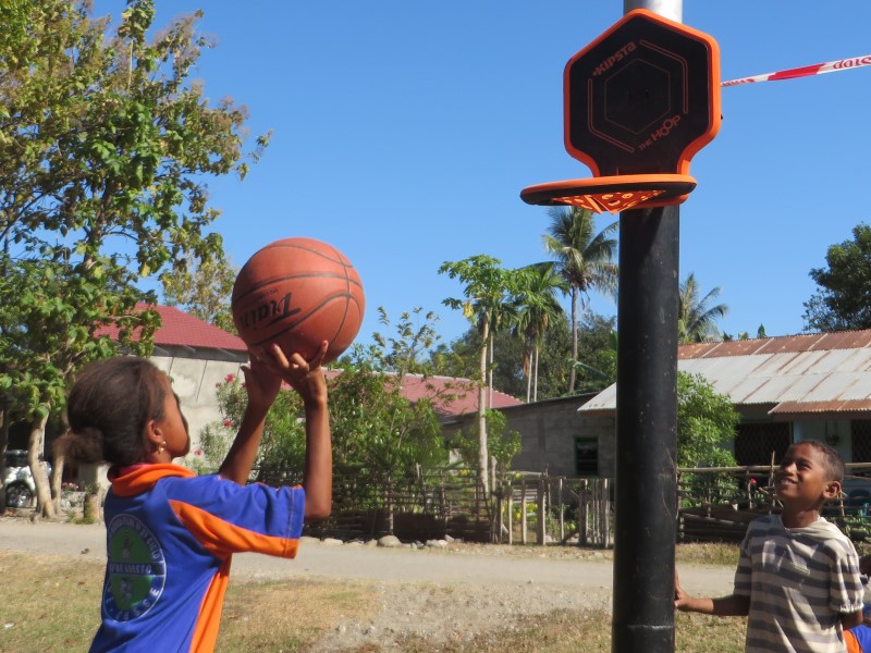 Crianças jogam basquetbol